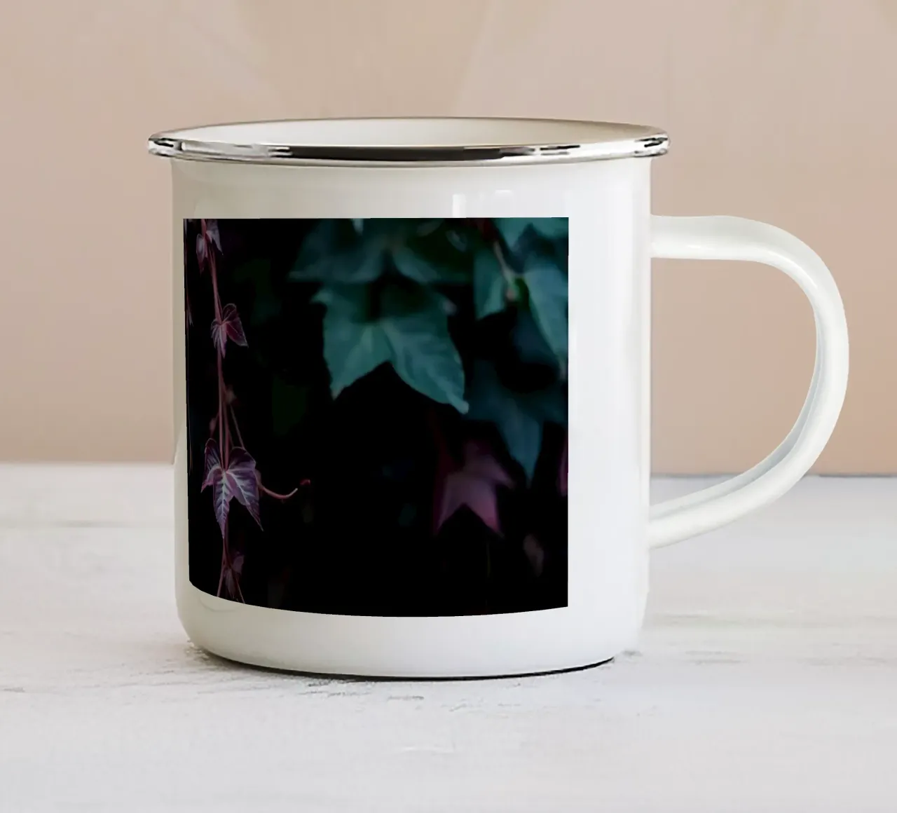 Pianta di edera con foglie verdi e viola tazza in smalto da DesignDoodle