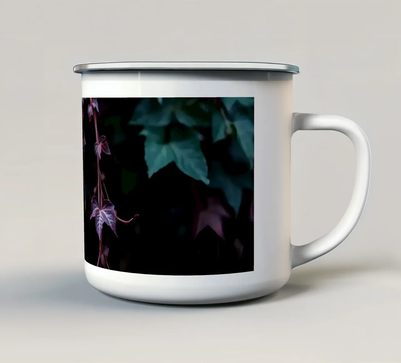 Pianta di edera con foglie verdi e viola tazza in smalto da DesignDoodle