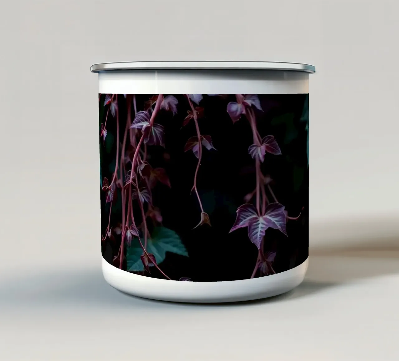 Pianta di edera con foglie verdi e viola tazza in smalto da DesignDoodle