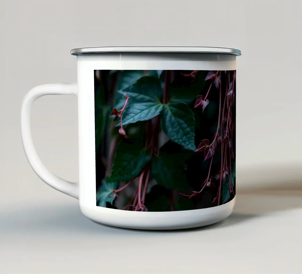 Pianta di edera con foglie verdi e viola tazza in smalto da DesignDoodle