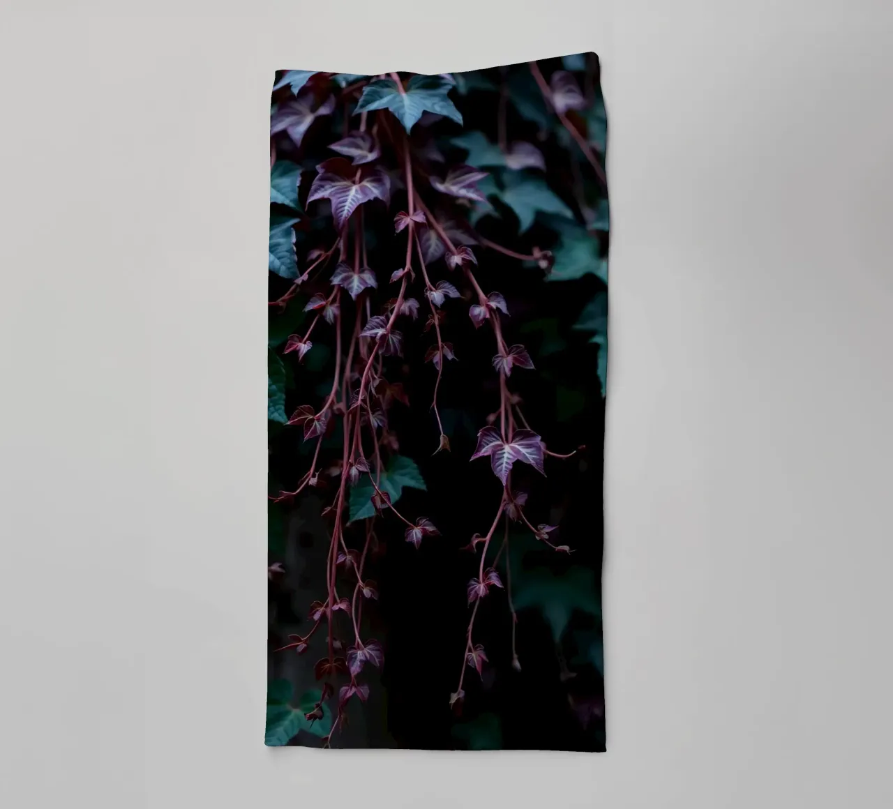Klimopplant met groene en paarse bladeren badhanddoek van DesignDoodle