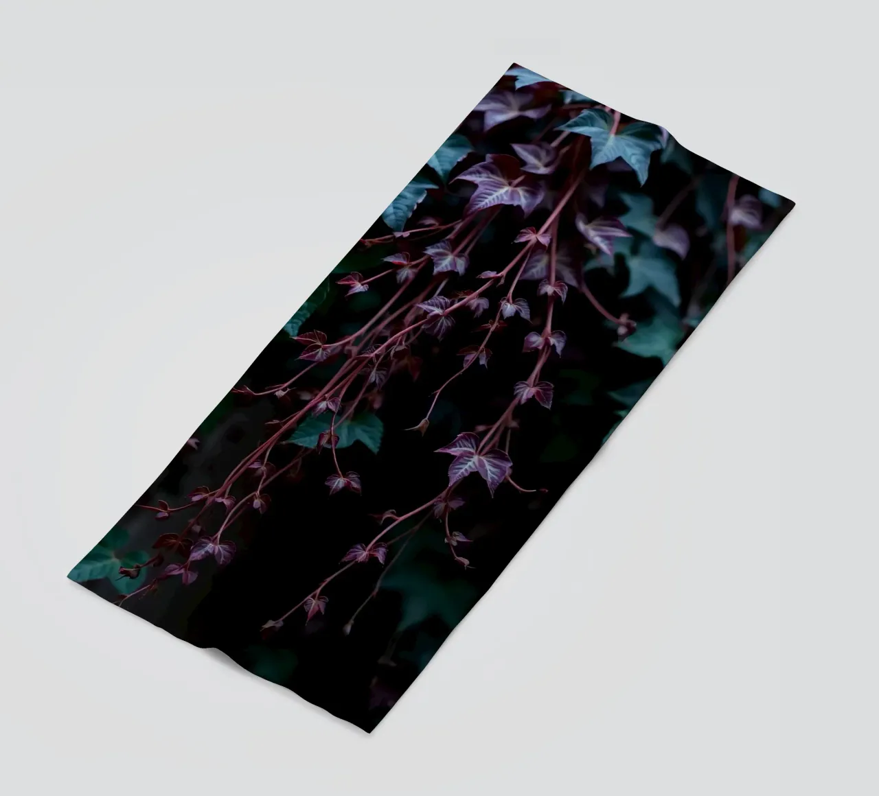 Pianta di edera con foglie verdi e viola telo mare da DesignDoodle