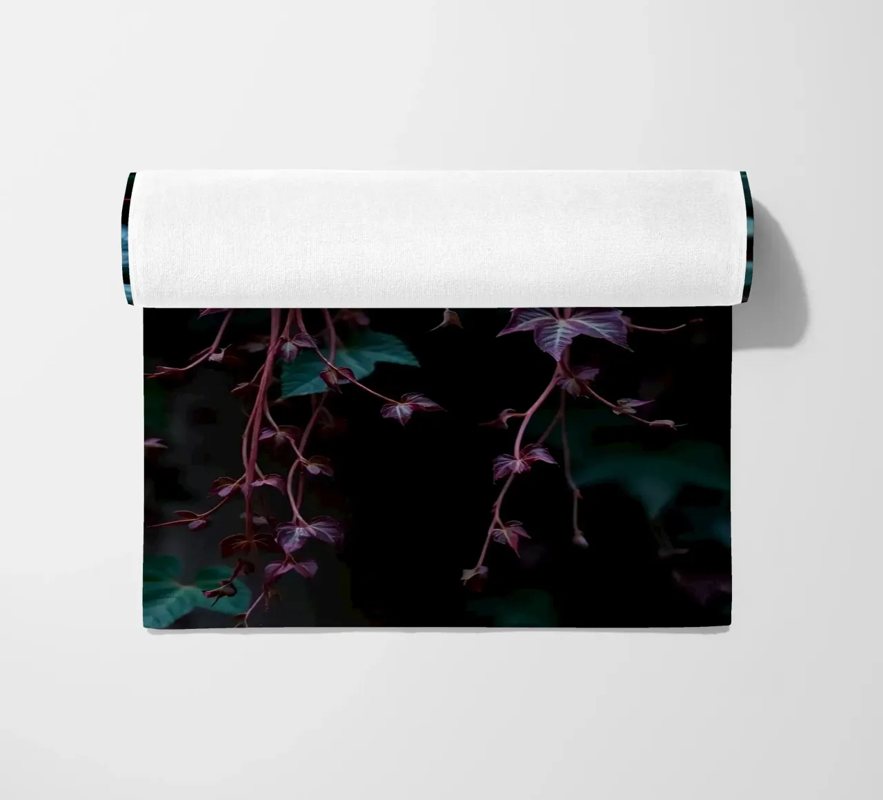 Pianta di edera con foglie verdi e viola telo mare da DesignDoodle