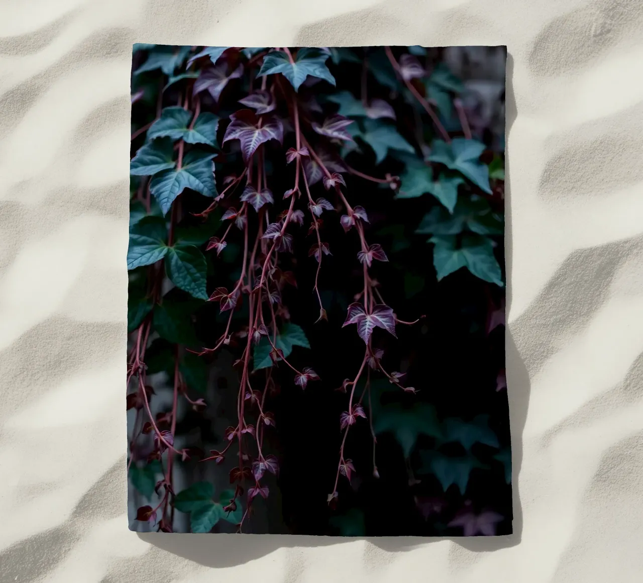 Pianta di edera con foglie verdi e viola telo mare da DesignDoodle