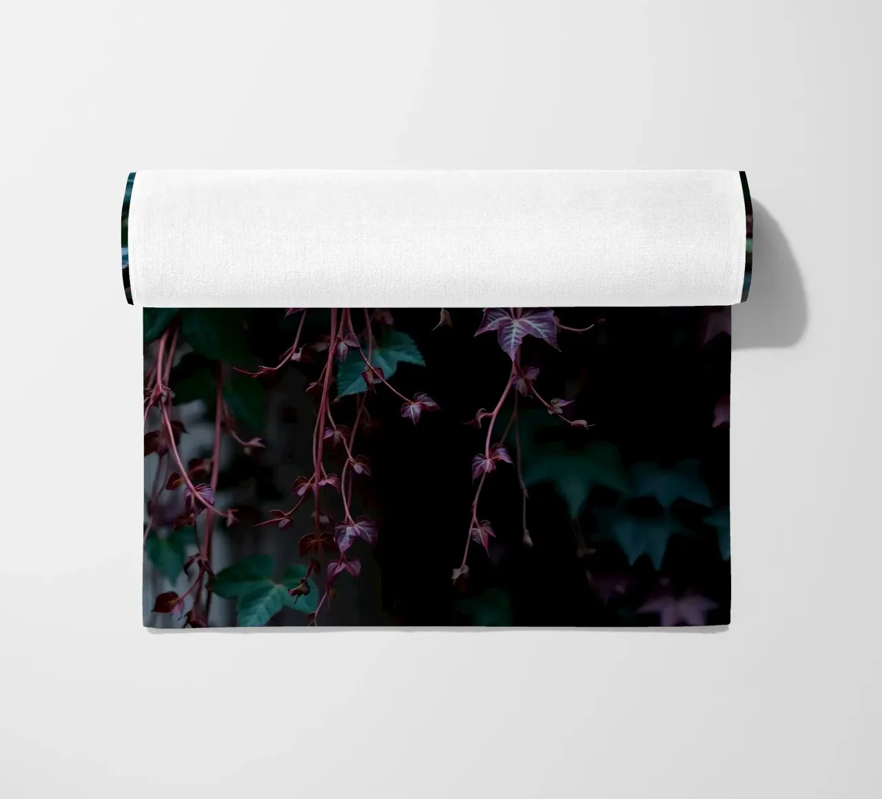 Pianta di edera con foglie verdi e viola telo mare da DesignDoodle
