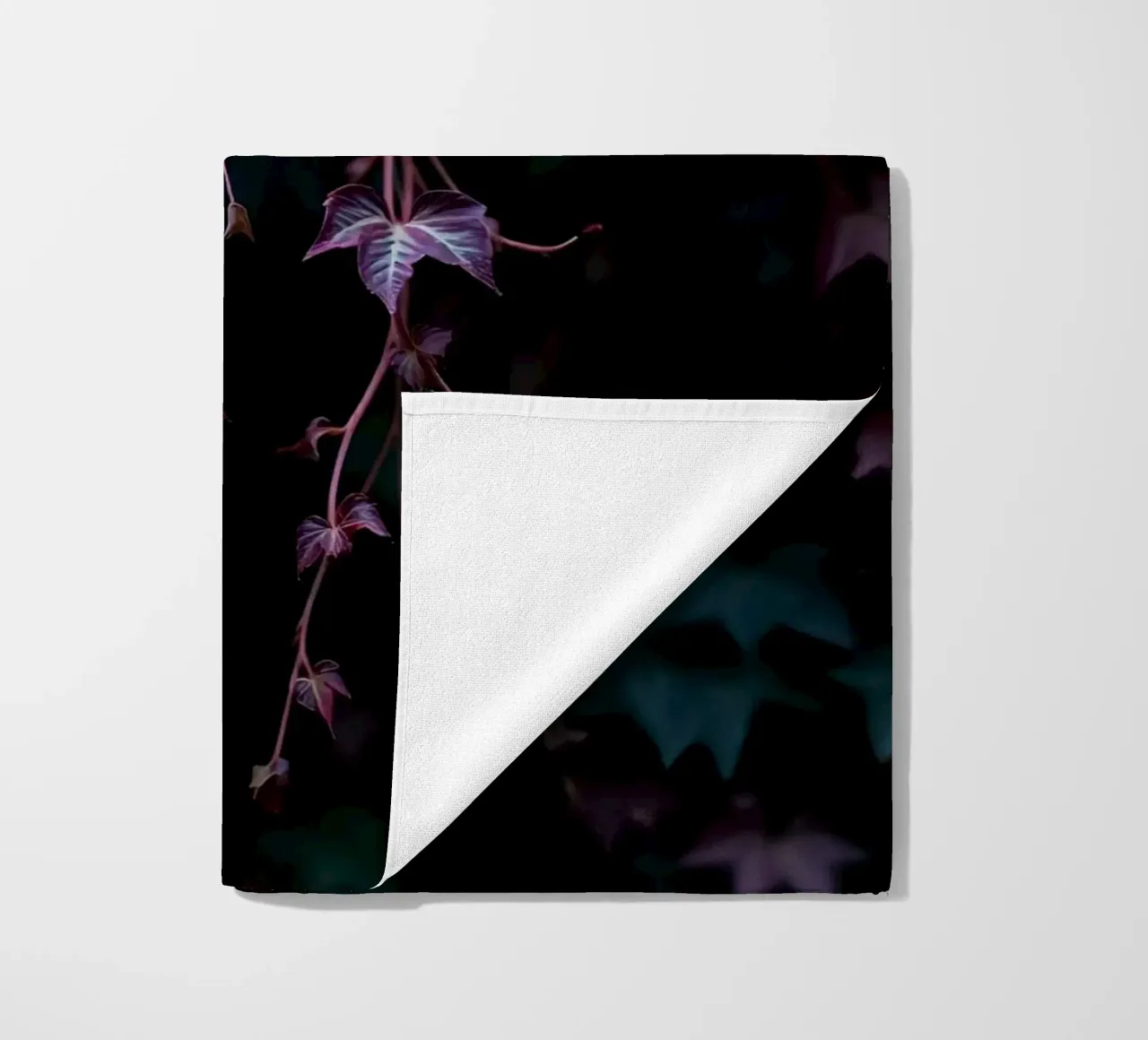 Pianta di edera con foglie verdi e viola telo mare da DesignDoodle