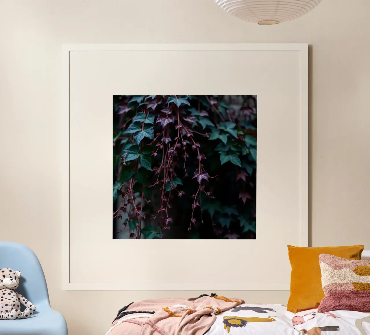Pianta di edera con foglie verdi e viola poster con telaio in legno da DesignDoodle
