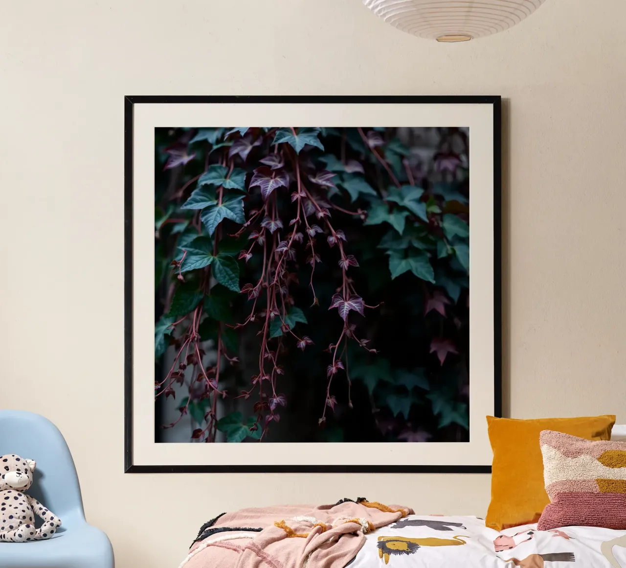Pianta di edera con foglie verdi e viola poster con telaio in legno da DesignDoodle