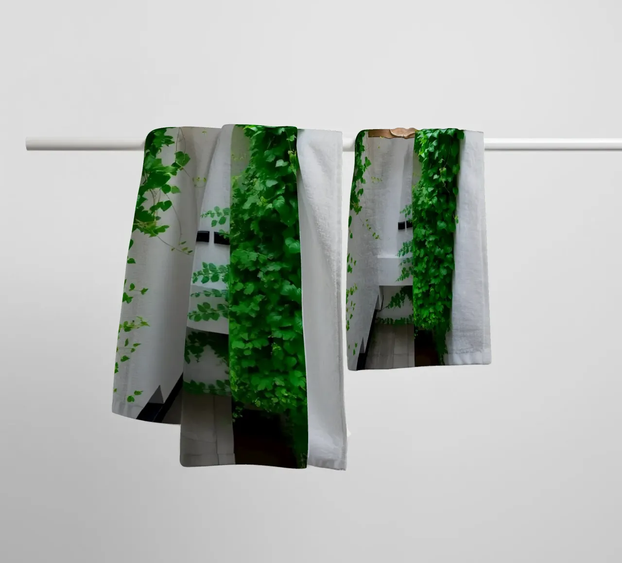 Cortile interno con viti e lucernario asciugamano da bagno da DesignDoodle