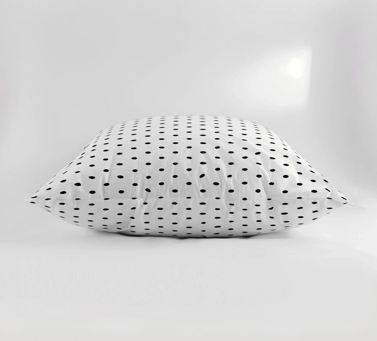 Minimal Basic Polka Dots | Nero su bianco cuscino da Beauty in Simplicity