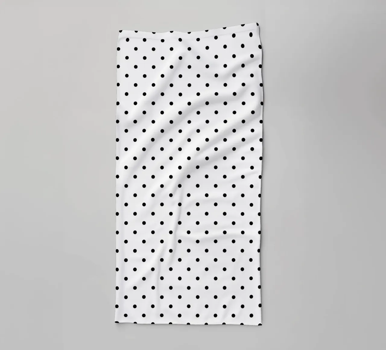 Minimal Basic Polka Dots | Nero su bianco asciugamano da bagno da Beauty in Simplicity