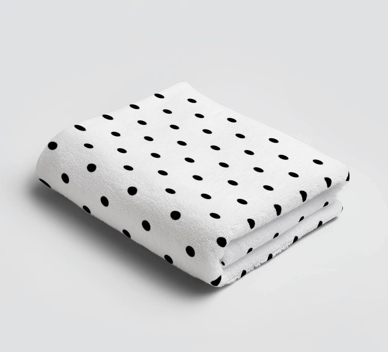 Minimal Basic Polka Dots | Schwarz auf Weiß Handtuch von Beauty in Simplicity