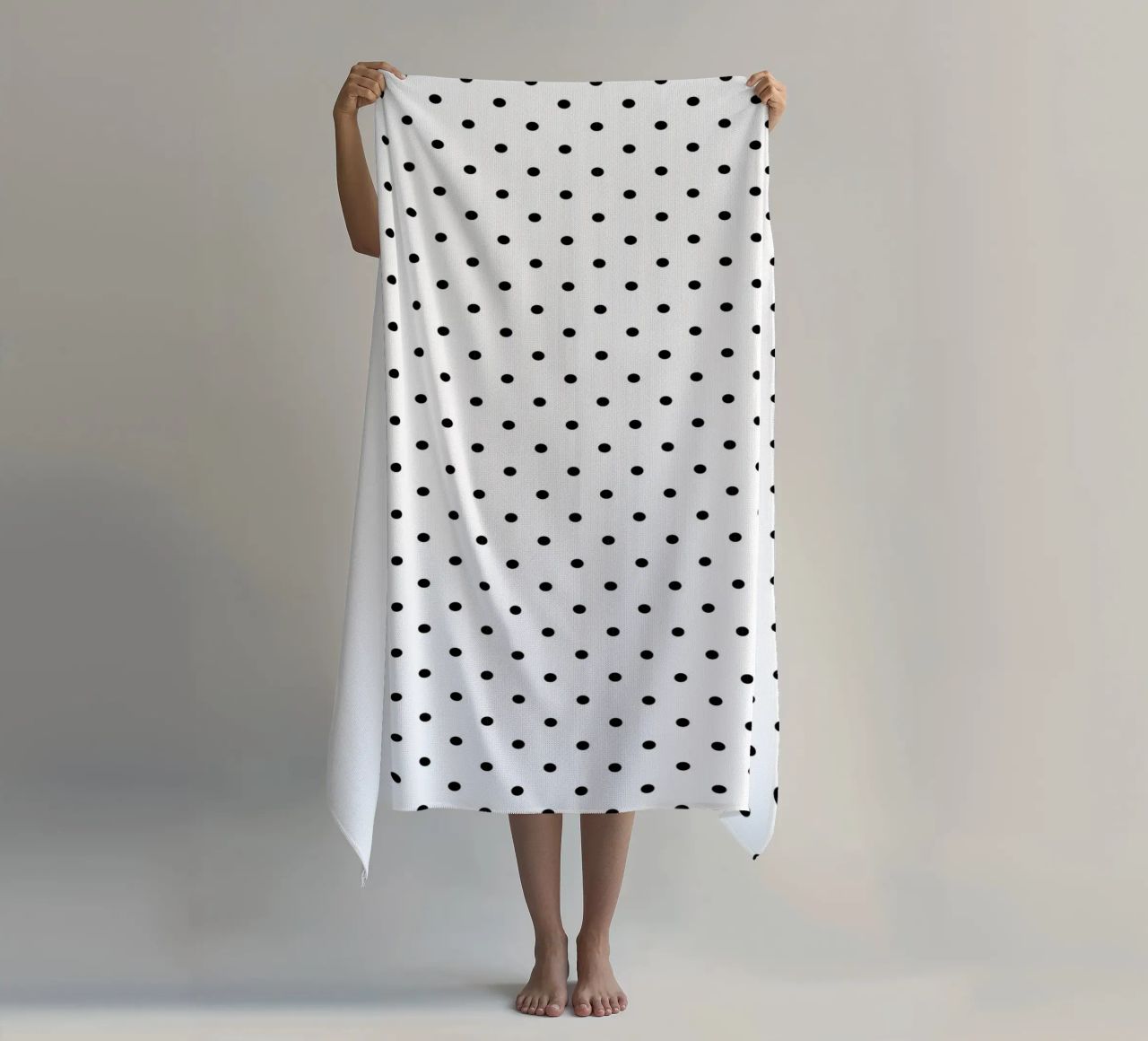 Minimal Basic Polka Dots | Nero su bianco telo mare da Beauty in Simplicity