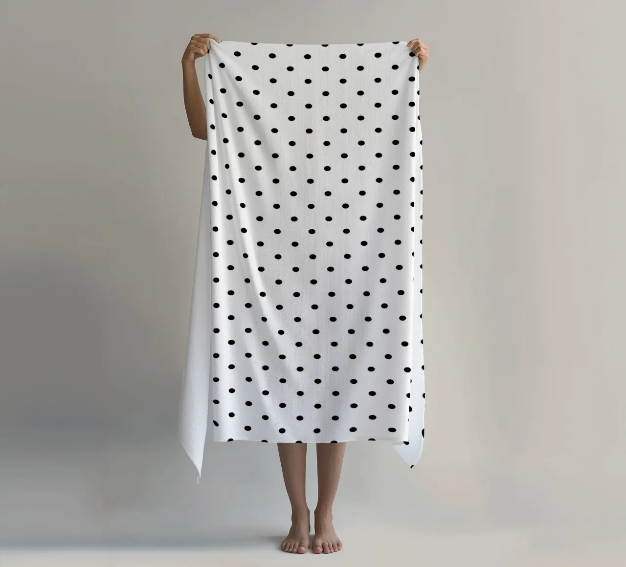 Minimal Basic Polka Dots | Noir sur blanc serviette de plage de Beauty in Simplicity