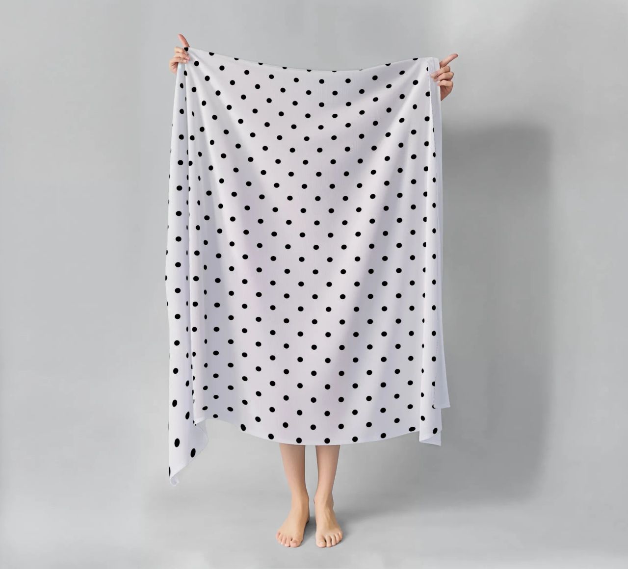 Minimal Basic Polka Dots | Nero su bianco telo mare da Beauty in Simplicity