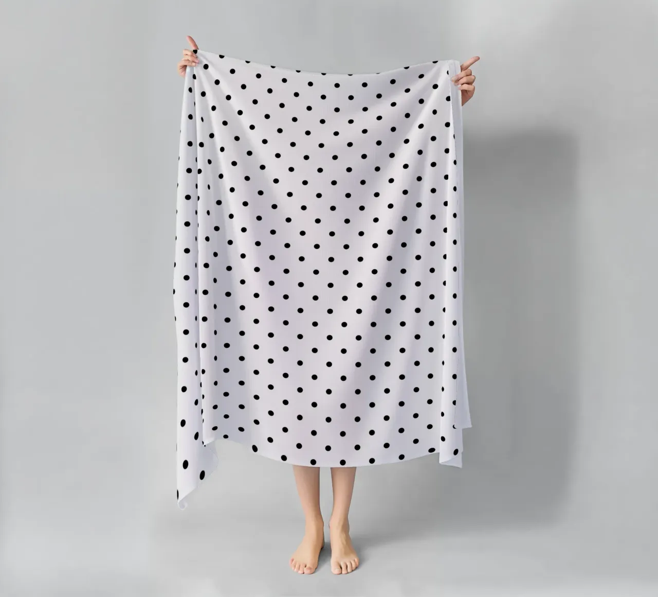 Minimal Basic Polka Dots | Schwarz auf Weiß Strandtuch von Beauty in Simplicity