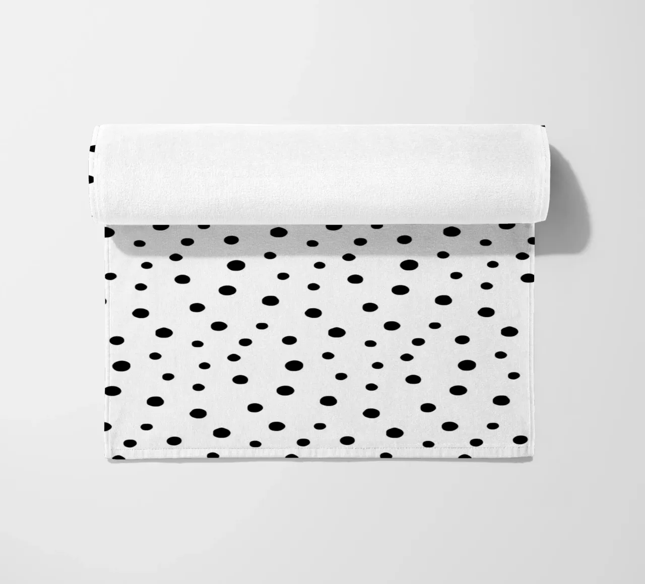 Minimal Chic Disegnato a mano a pois | Nero su bianco telo mare da Beauty in Simplicity