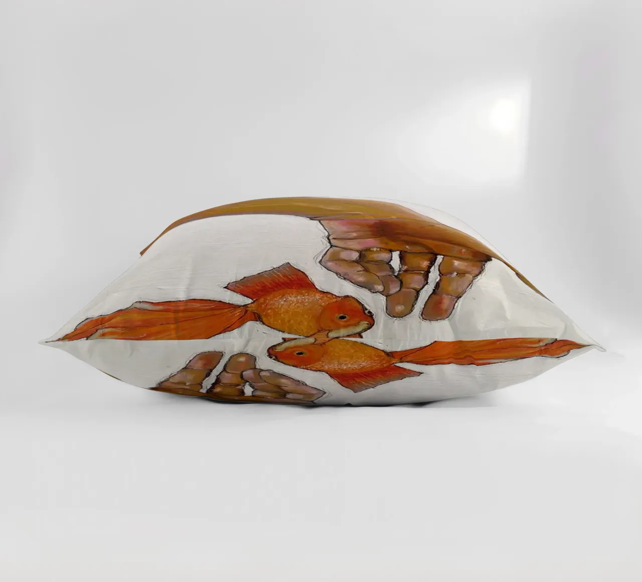 Mano con koi cuscino da Martin Ahrens