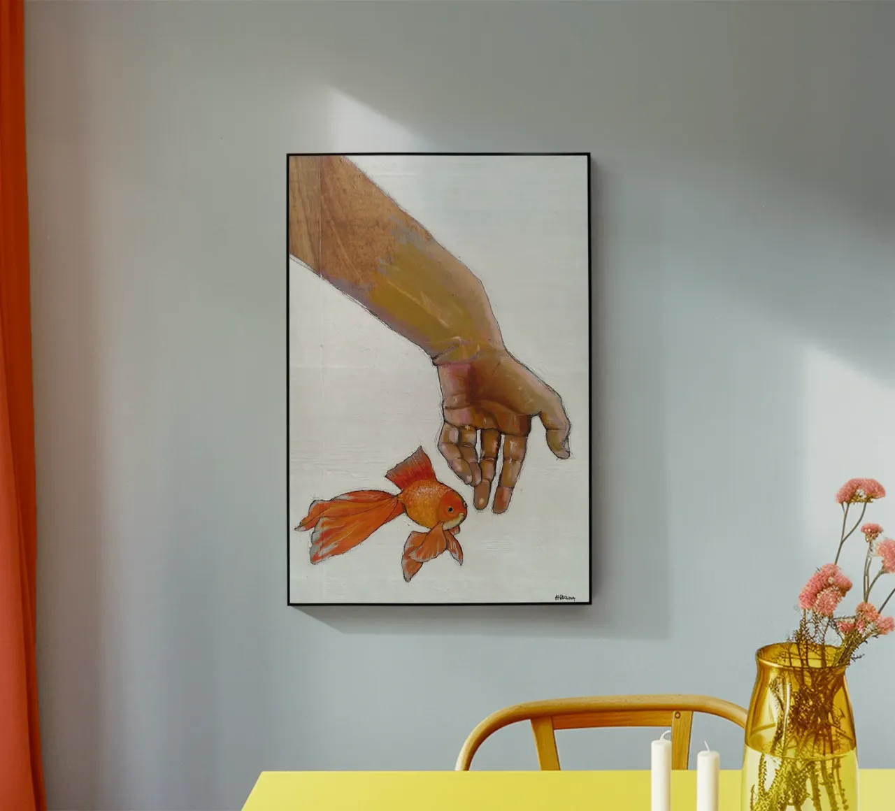 Mano con koi plexiglass da Martin Ahrens