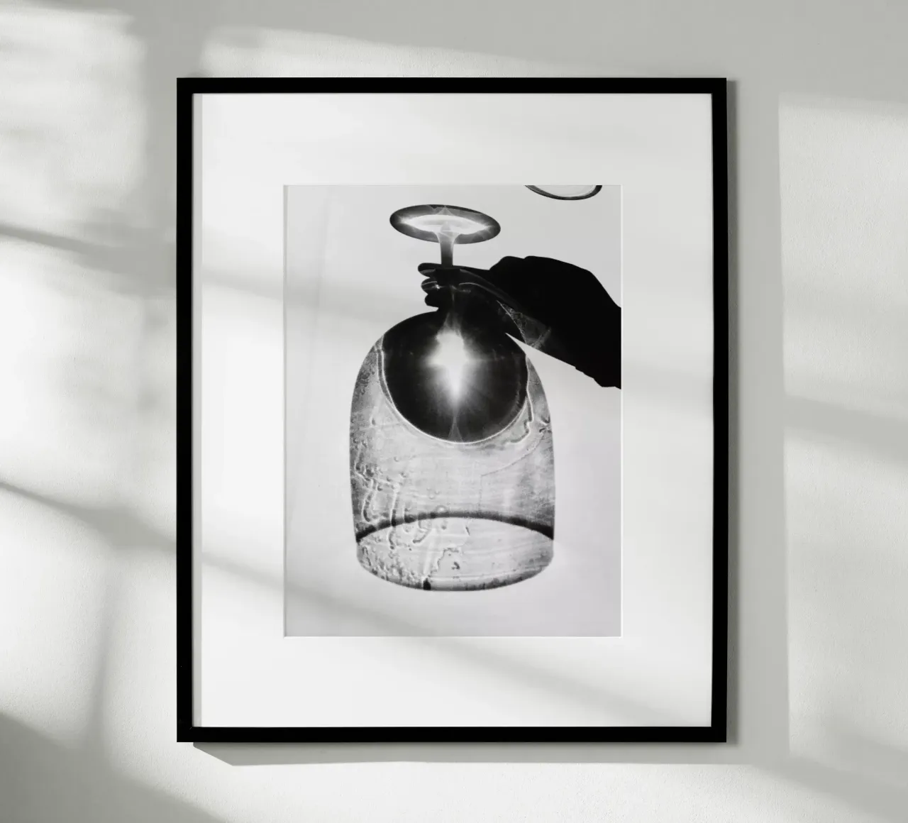 Il vetro fatto di luce poster con telaio in alluminio da Janine Sommer Fotografie