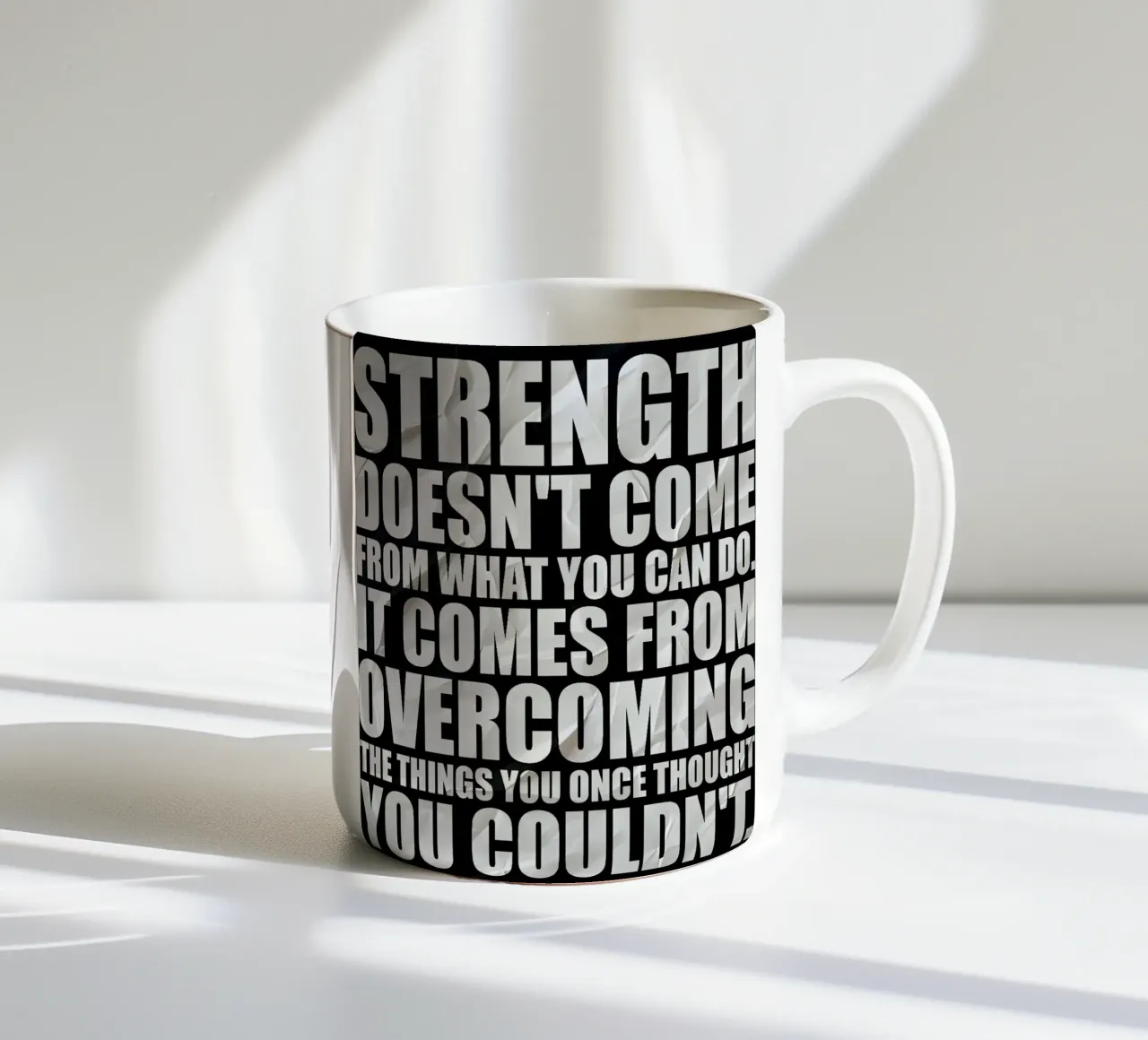 STRENGTH DOESNT COME tazza in ceramica da Type & Tape