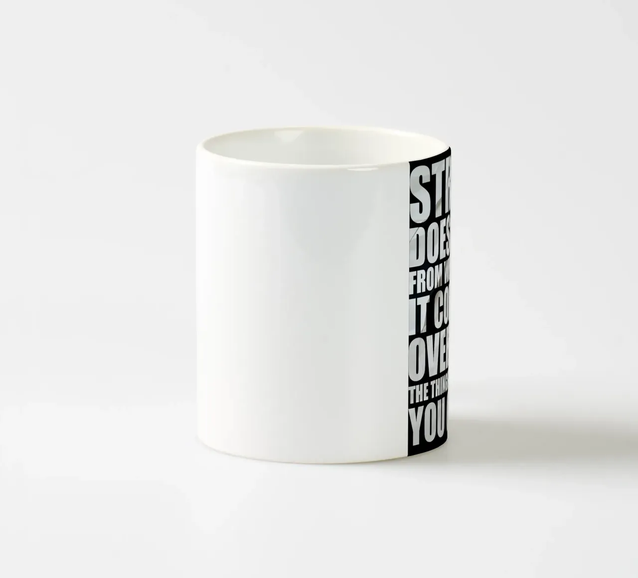 STRENGTH DOESNT COME tazza in ceramica da Type & Tape