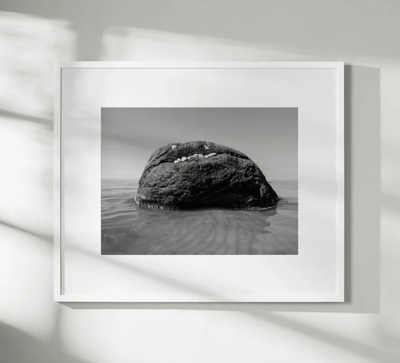 Der Stein der Weisen Poster mit Holzrahmen von Janine Sommer Fotografie