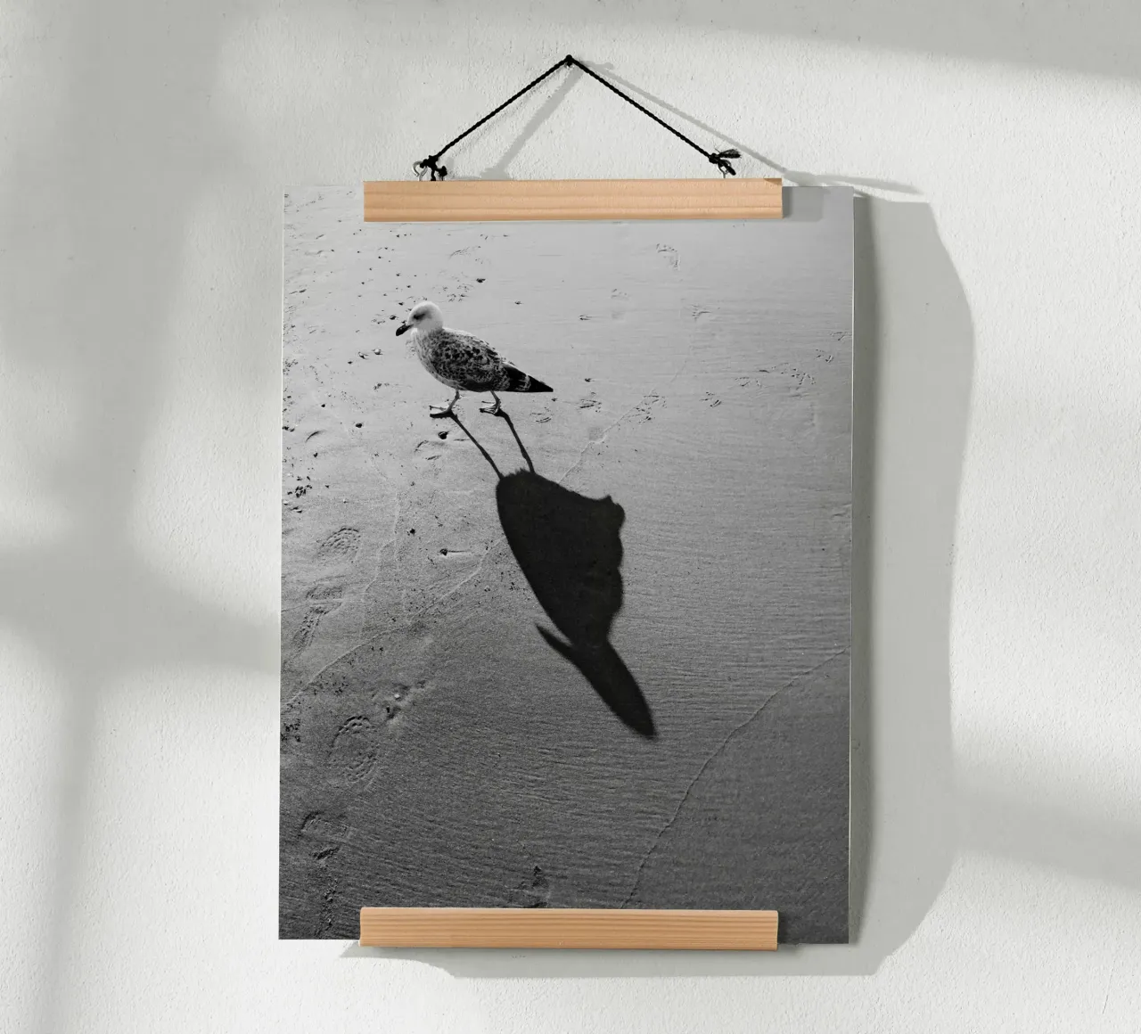 Ombra di gabbiano poster con telaio in legno da Janine Sommer Fotografie
