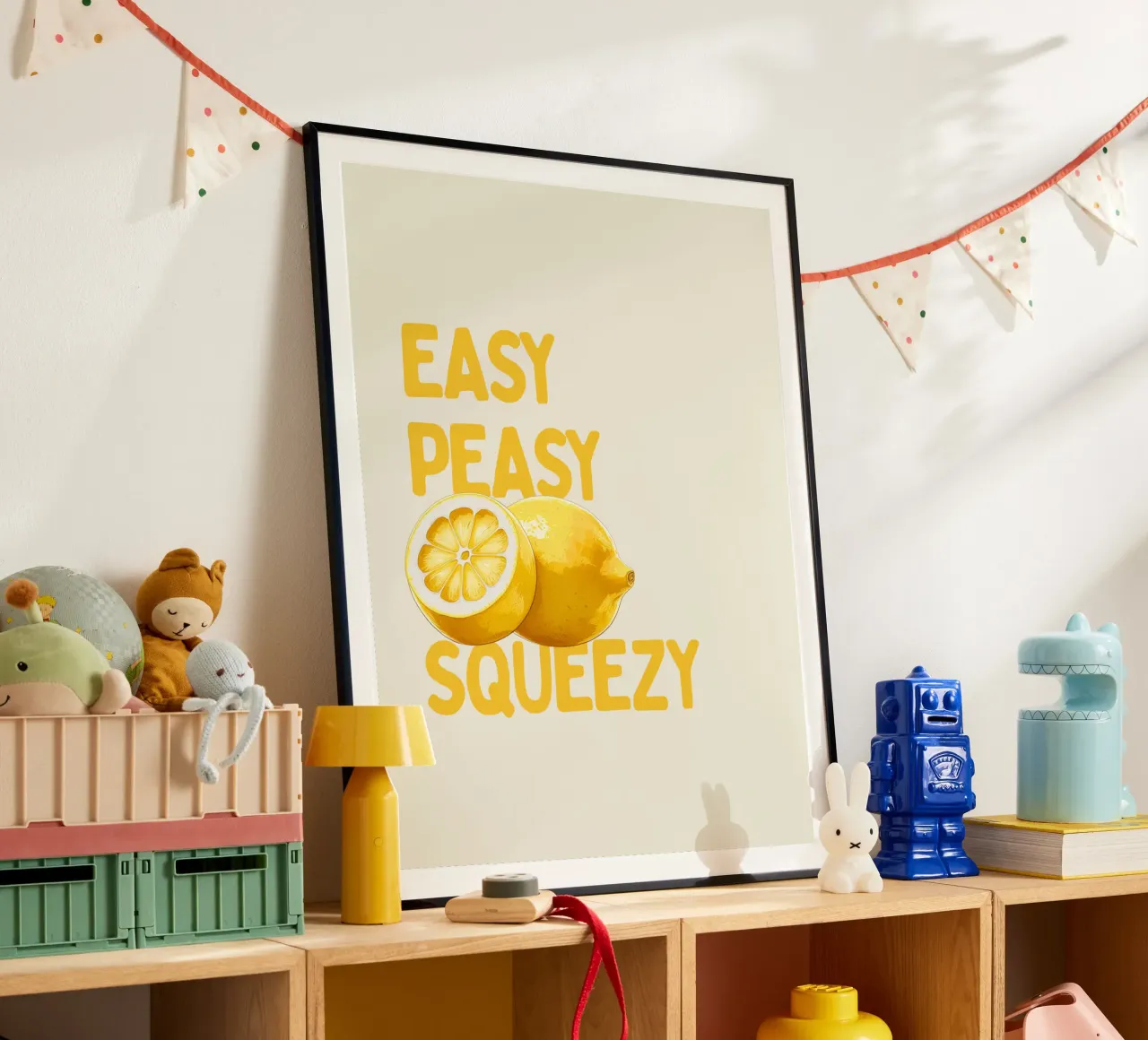 Easy Peasy, Lemon Squeezy poster con telaio in legno da Diesdas Ananas Design