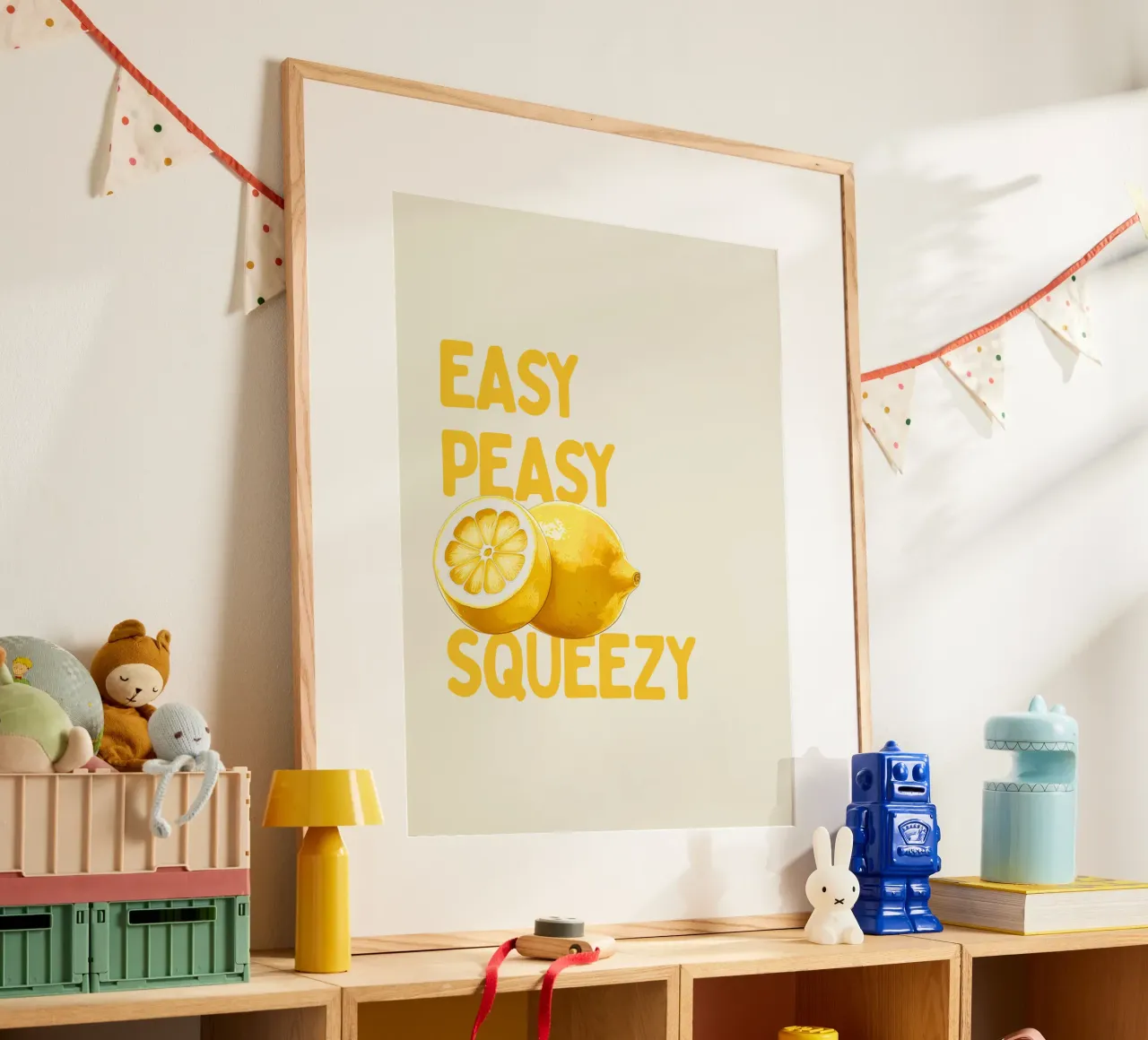 Easy Peasy, Lemon Squeezy poster con telaio in legno da Diesdas Ananas Design