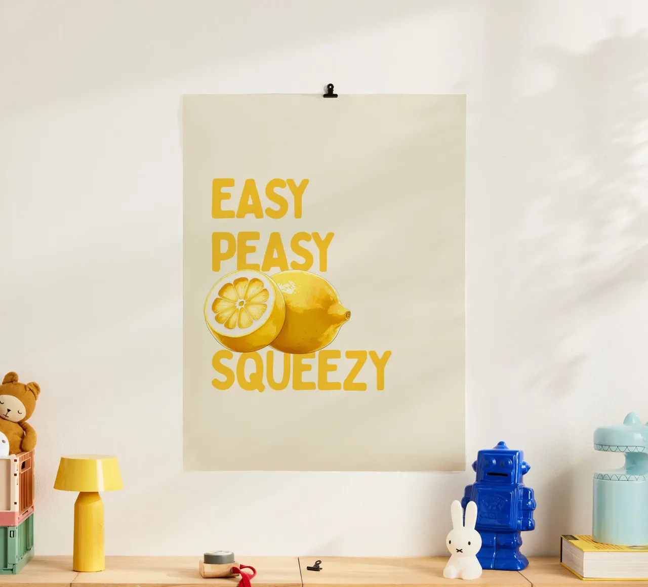 Easy Peasy, Lemon Squeezy poster con telaio in legno da Diesdas Ananas Design