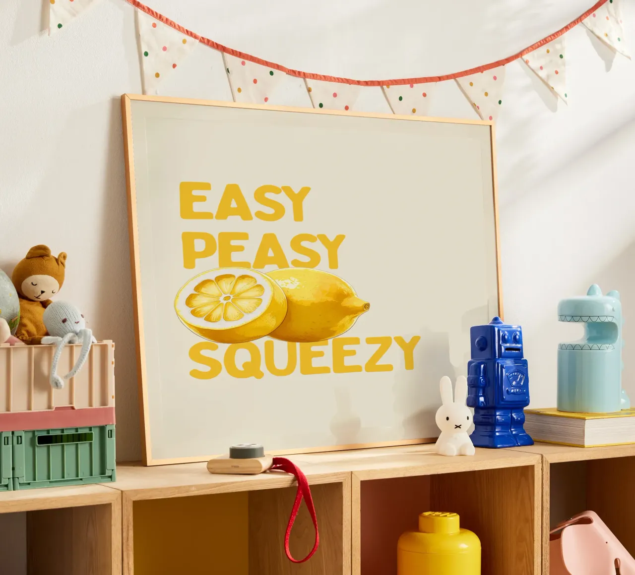 Easy Peasy, Lemon Squeezy poster con telaio in legno da Diesdas Ananas Design