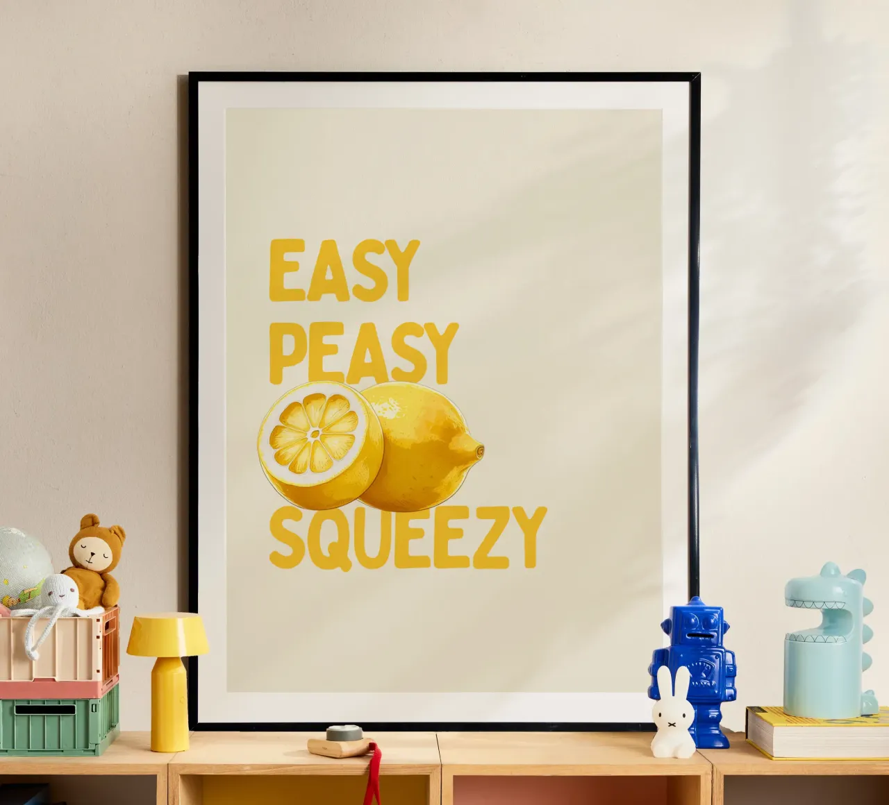 Easy Peasy, Lemon Squeezy poster con telaio in legno da Diesdas Ananas Design
