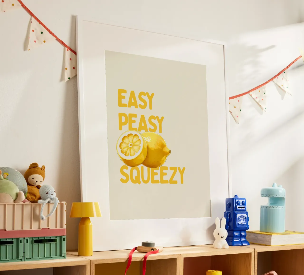 Easy Peasy, Lemon Squeezy poster con telaio in legno da Diesdas Ananas Design