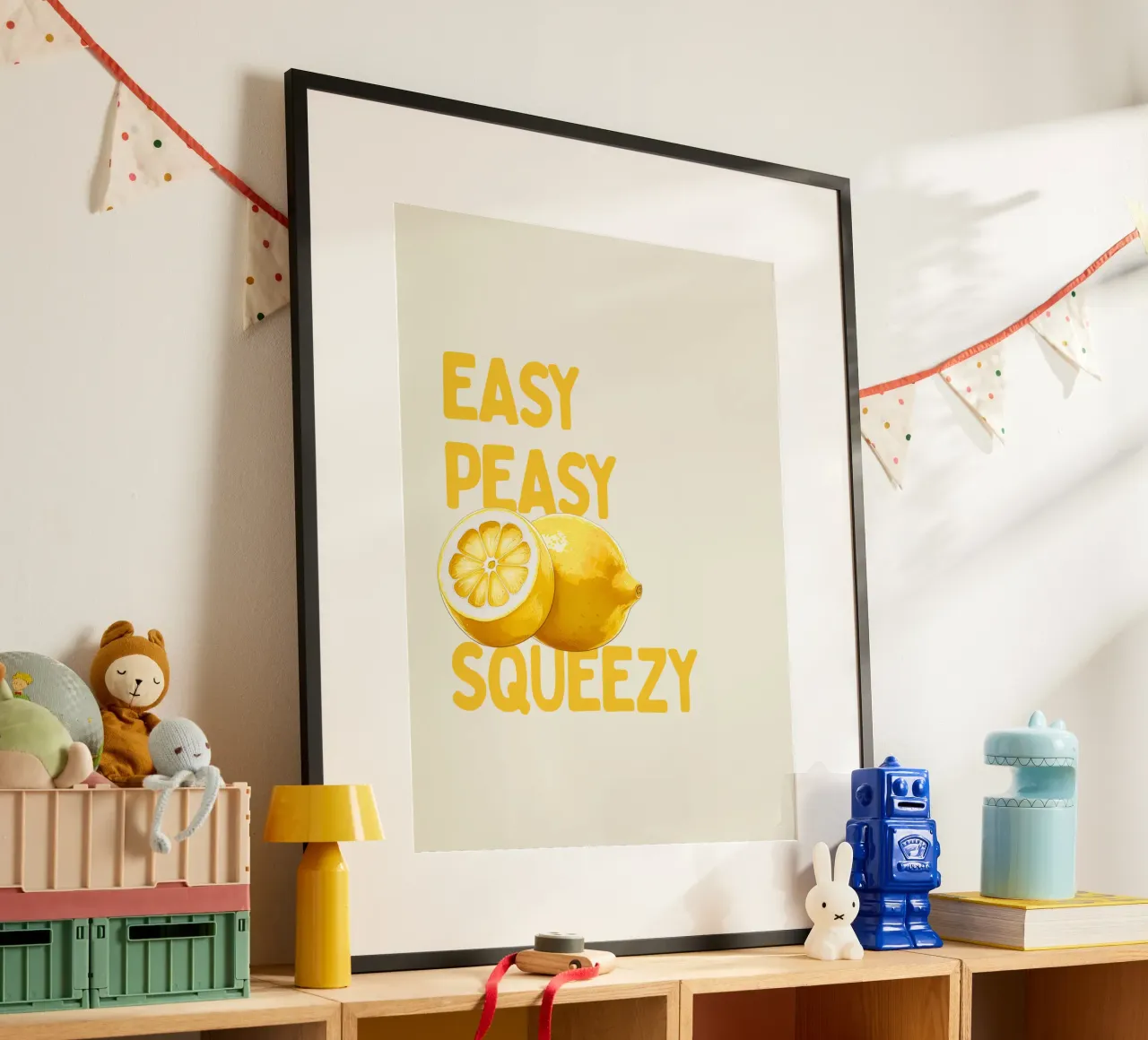 Easy Peasy, Lemon Squeezy poster con telaio in legno da Diesdas Ananas Design