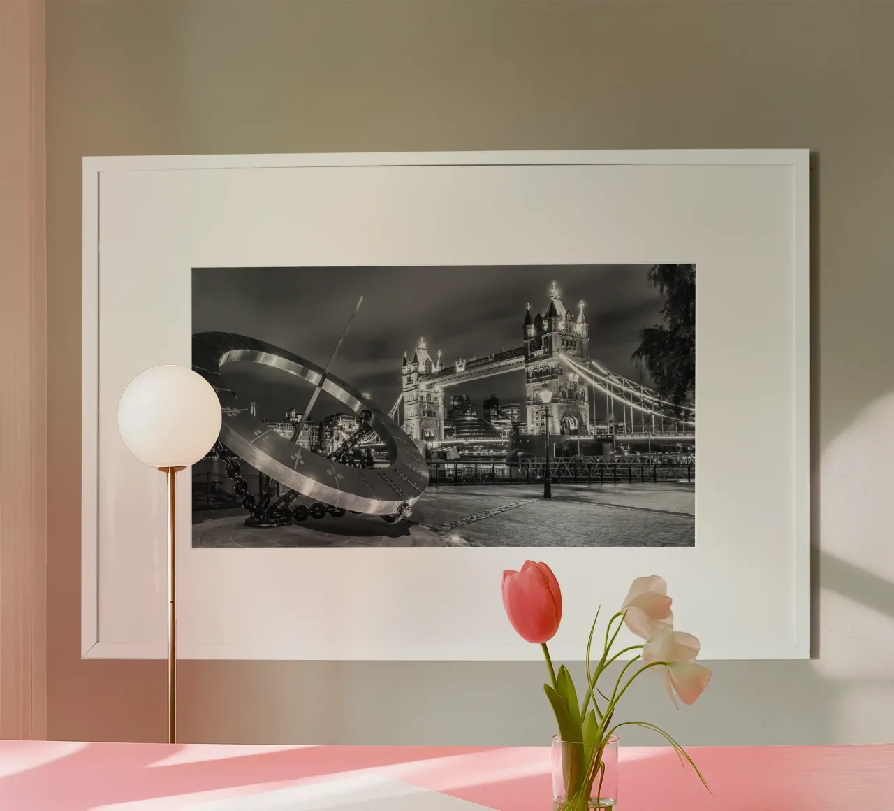 LONDRA Il Tower Bridge in un tripudio di luce - Panorama poster con telaio in alluminio da Melanie Viola