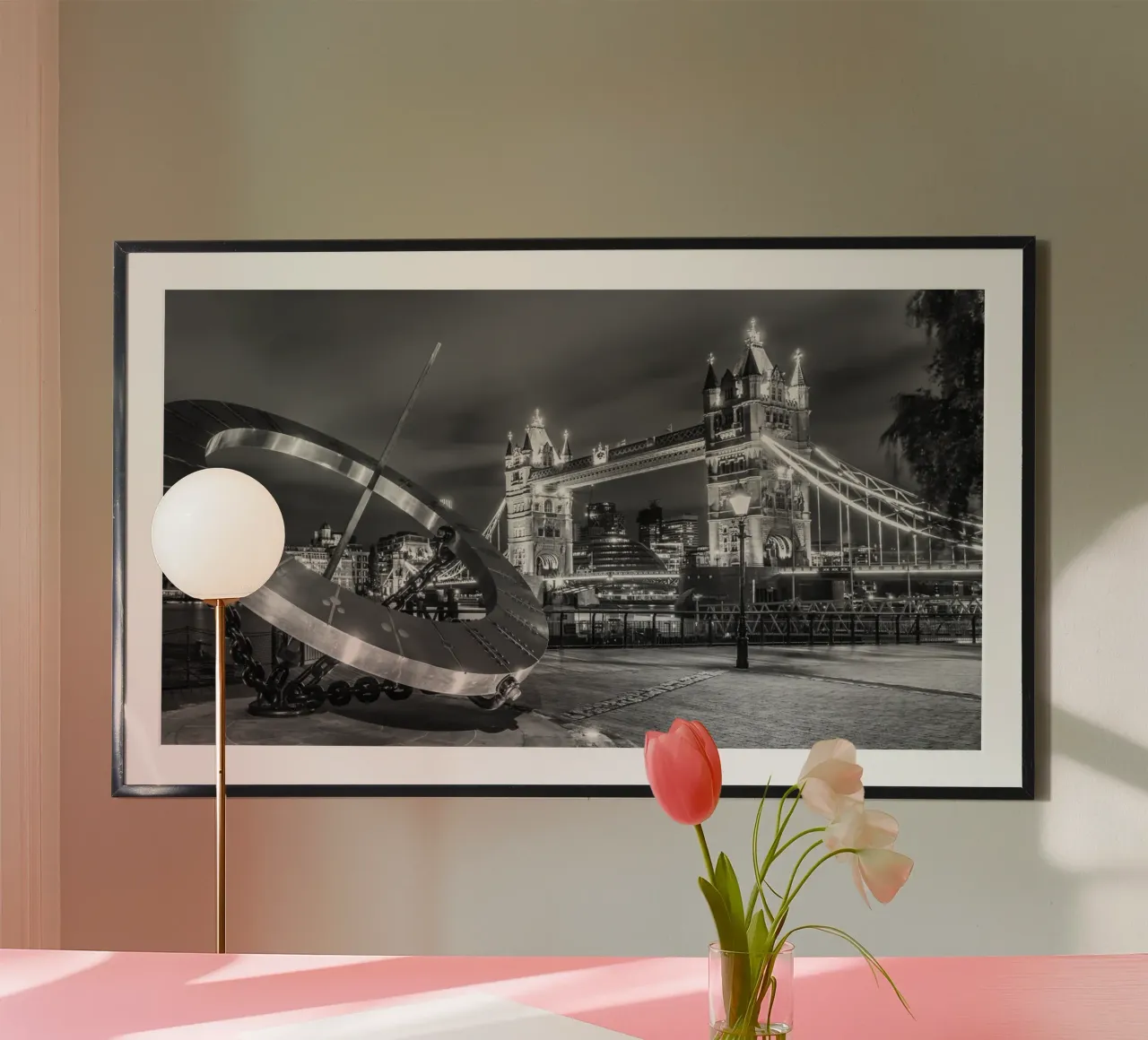 LONDRA Il Tower Bridge in un tripudio di luce - Panorama poster con telaio in alluminio da Melanie Viola