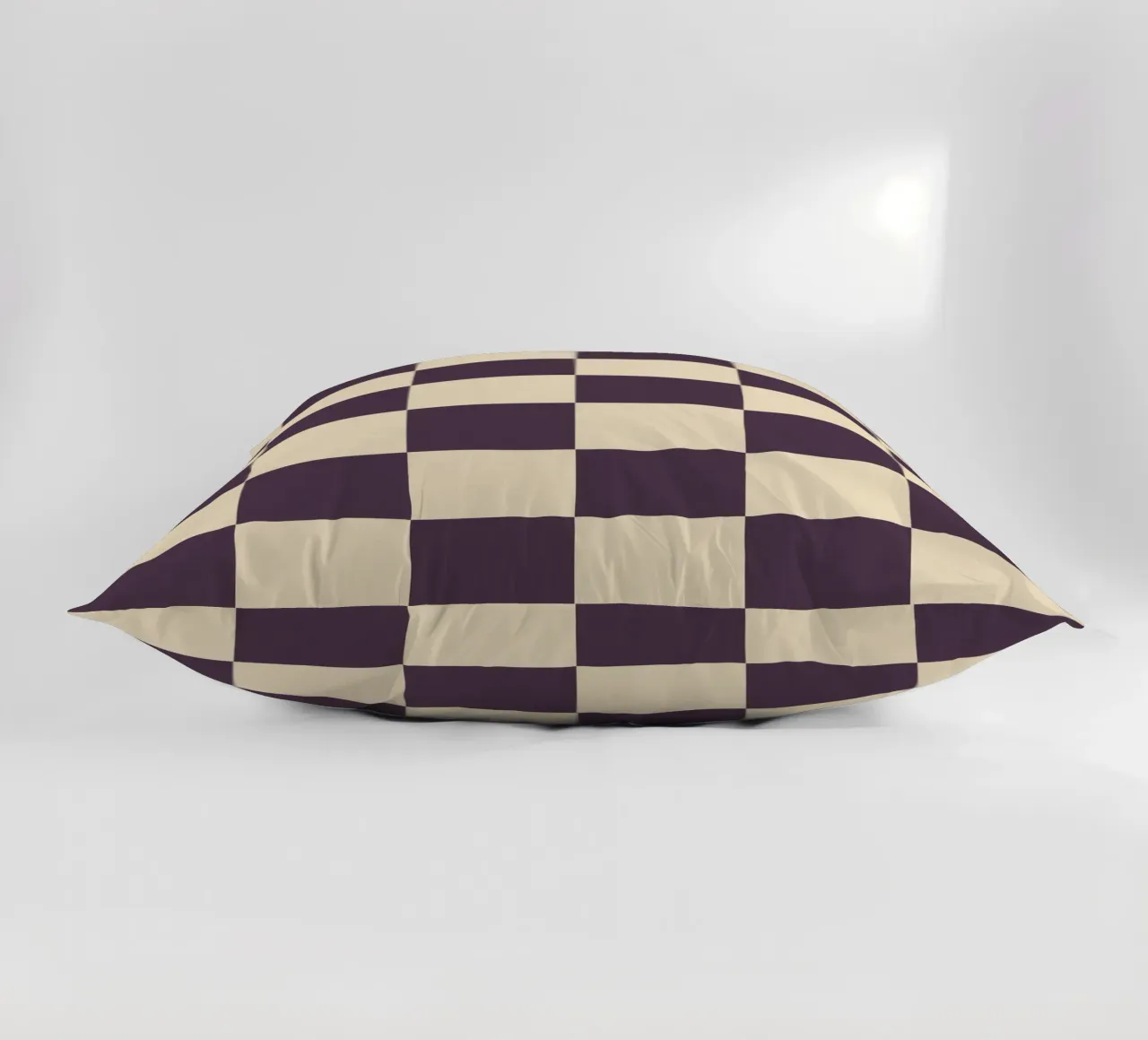 Eggplant checkerboard pattern cuscino da TijanaArtStudio88