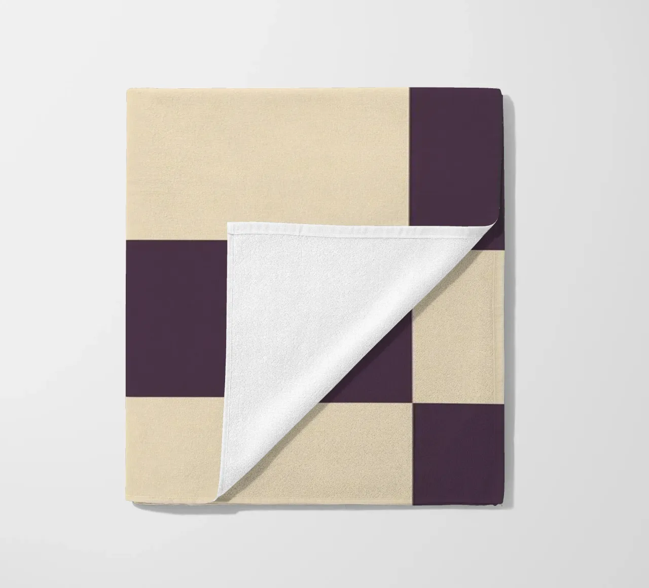 Eggplant checkerboard pattern telo mare da TijanaArtStudio88