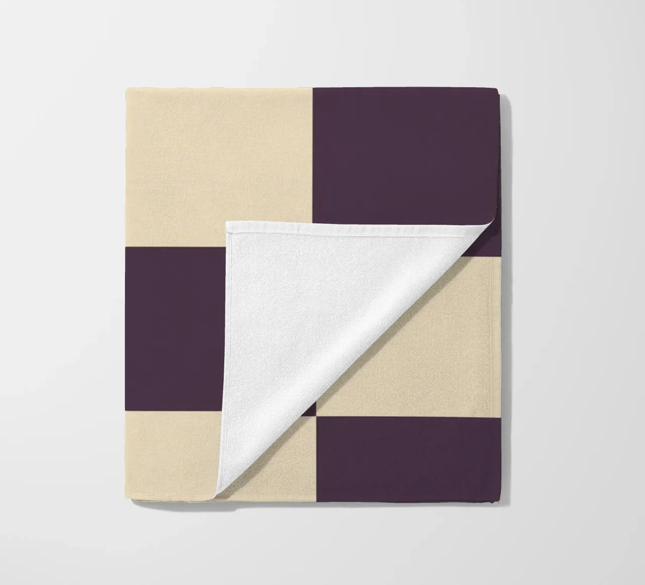 Eggplant checkerboard pattern telo mare da TijanaArtStudio88