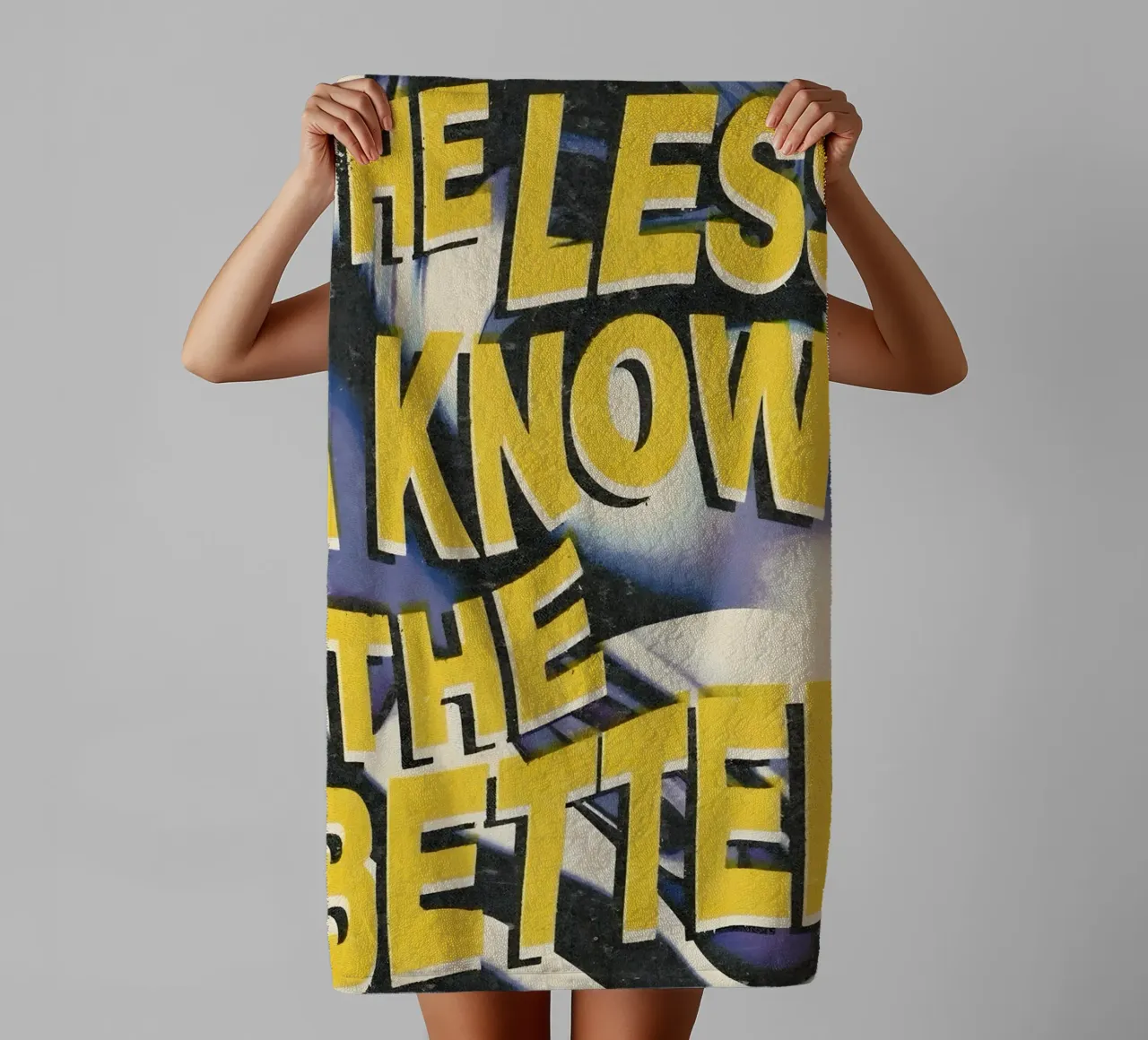 THE LESS KNOVW THE BETTER asciugamano da bagno da Type & Tape