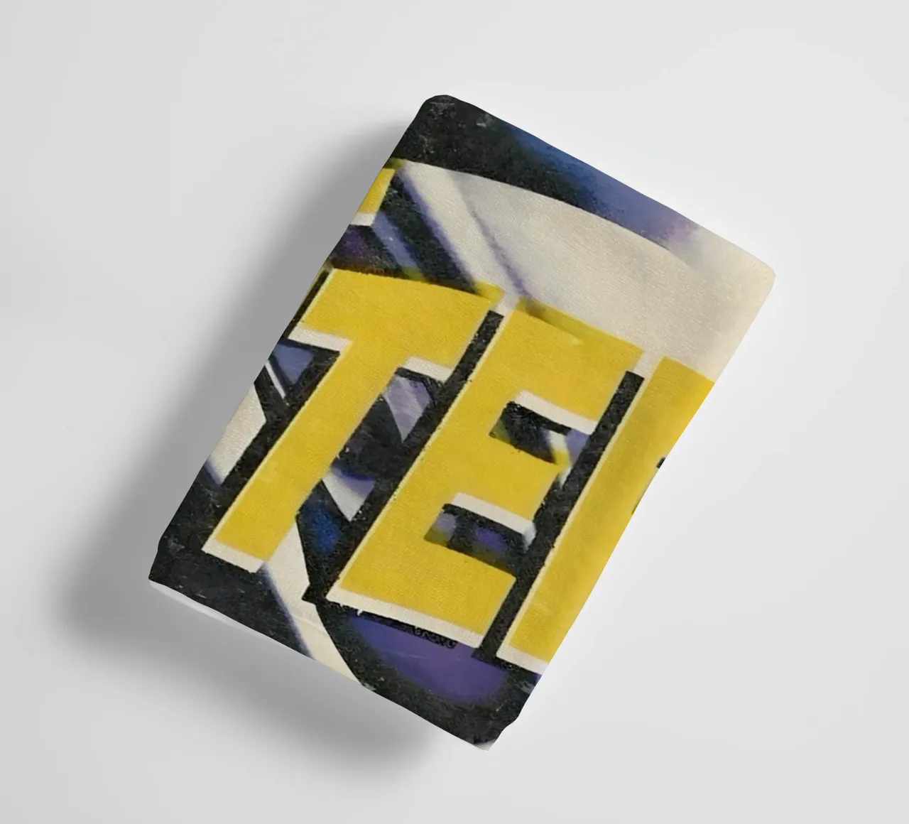 THE LESS KNOVW THE BETTER asciugamano da bagno da Type & Tape