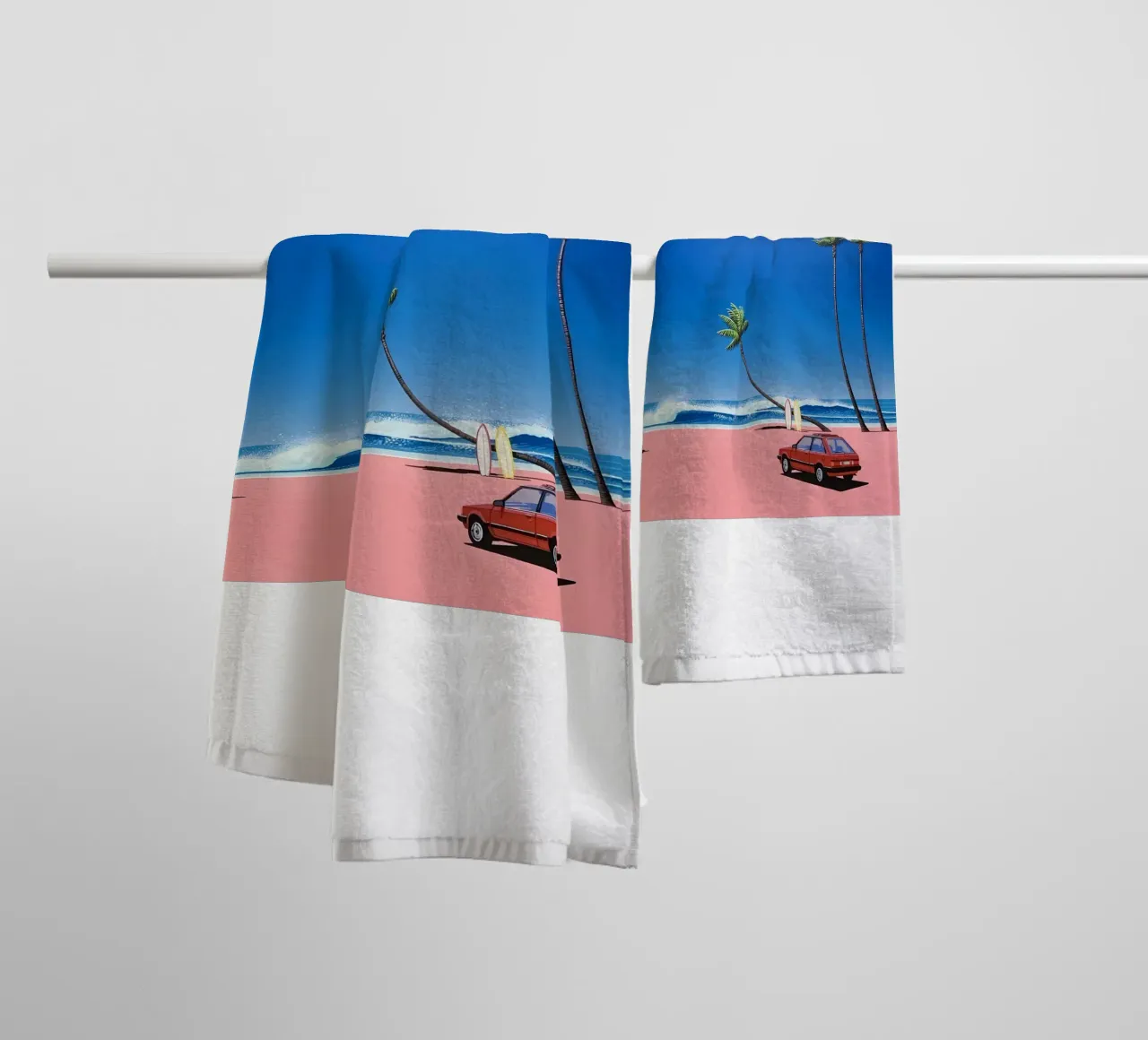 Rotes Auto am Strand Handtuch von Günstiger Laden