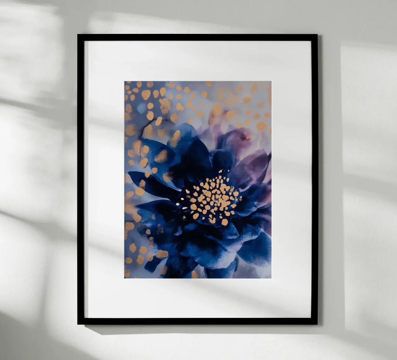 Fiore indaco poster con telaio in plastica da Seed & Signal