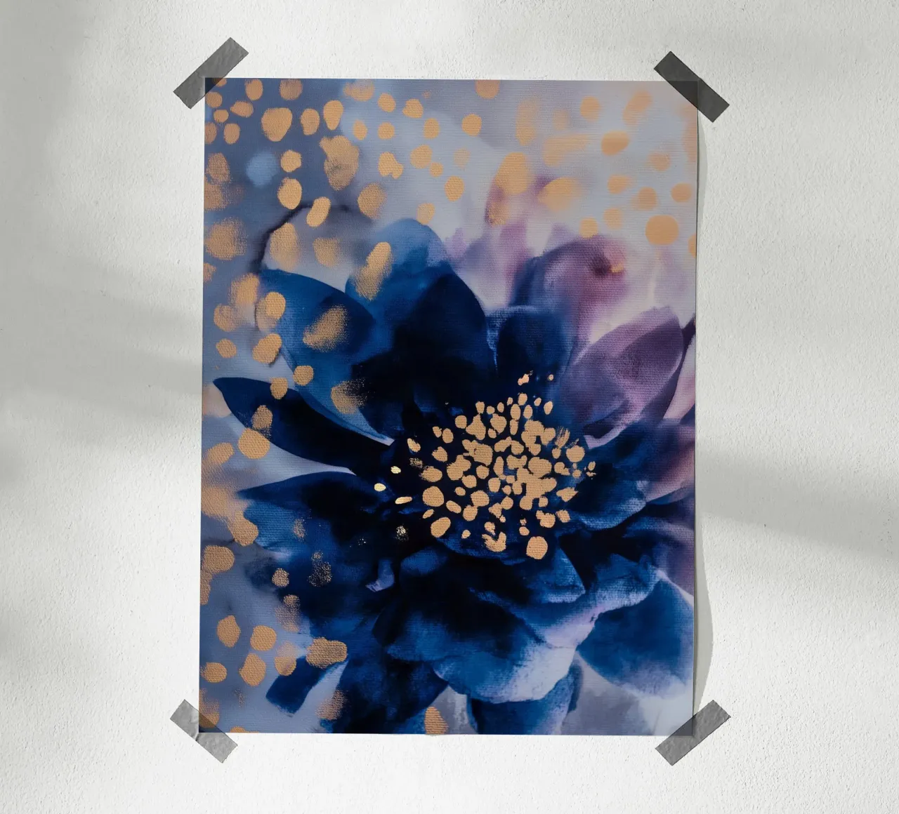Fiore indaco poster con telaio in plastica da Seed & Signal