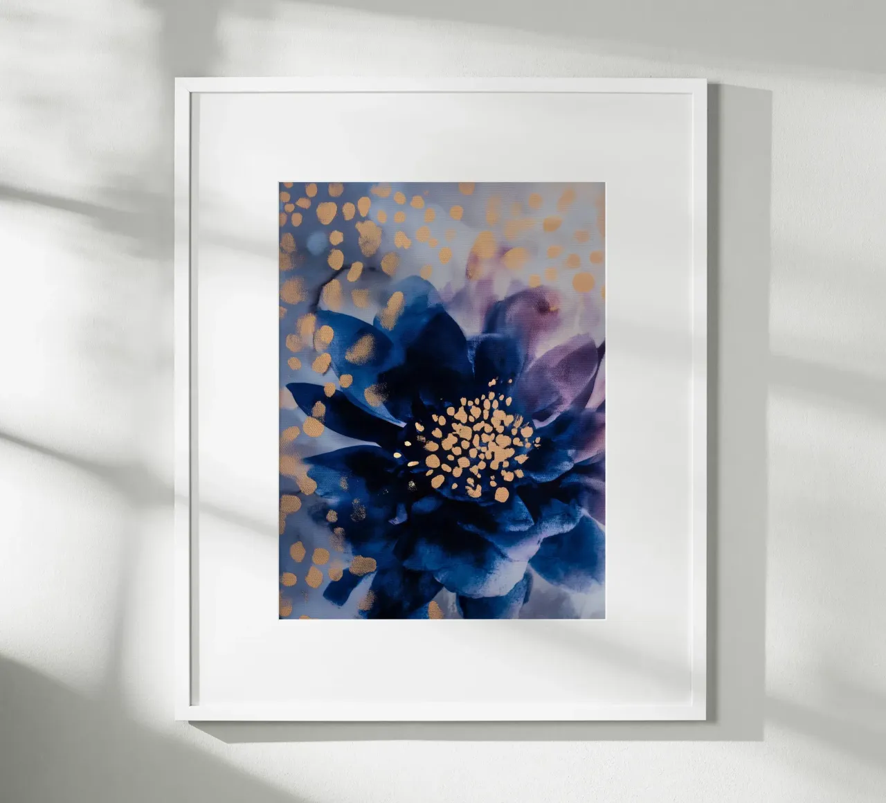 Fiore indaco poster con telaio in plastica da Seed & Signal