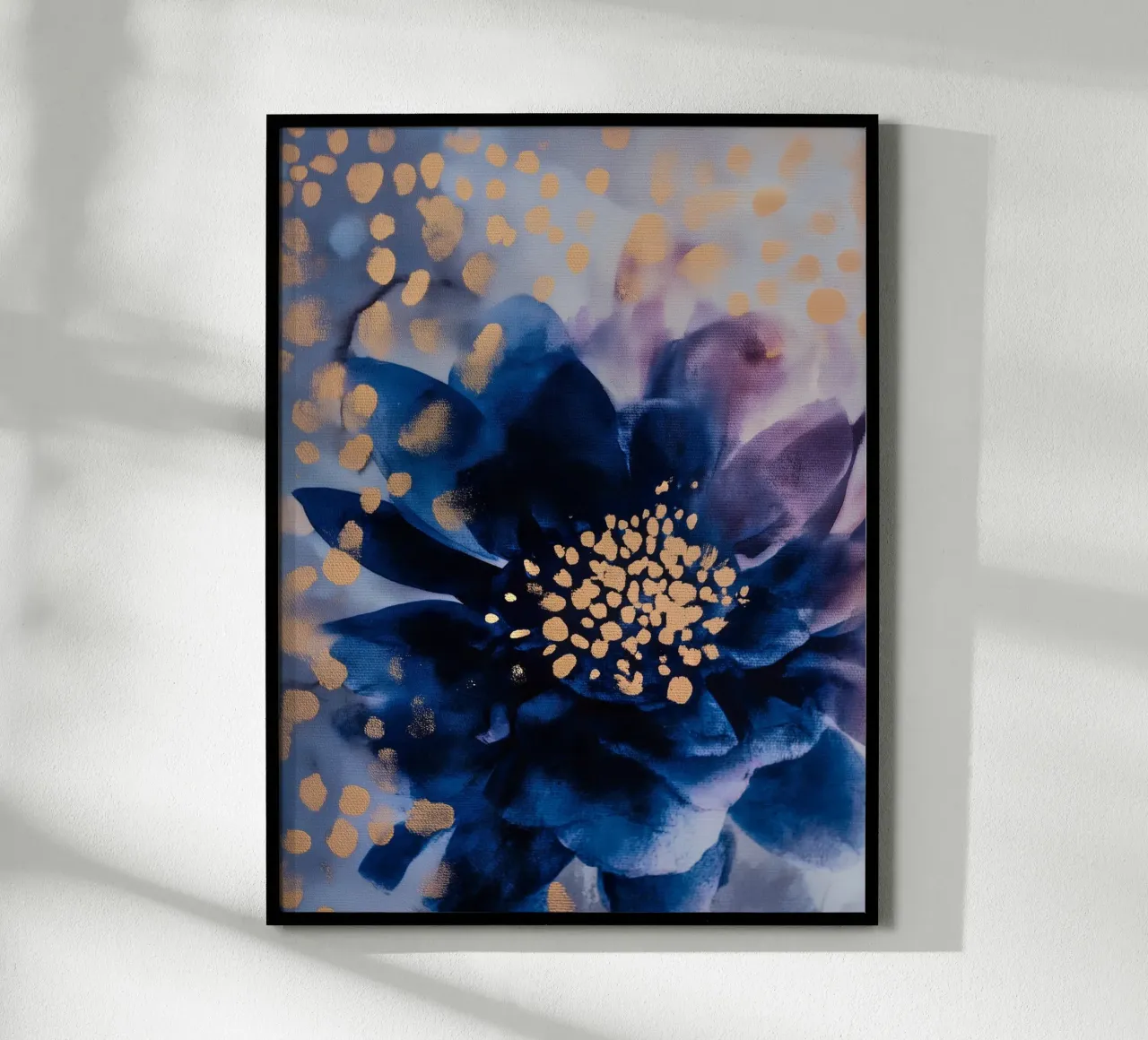 Fiore indaco poster con telaio in plastica da Seed & Signal