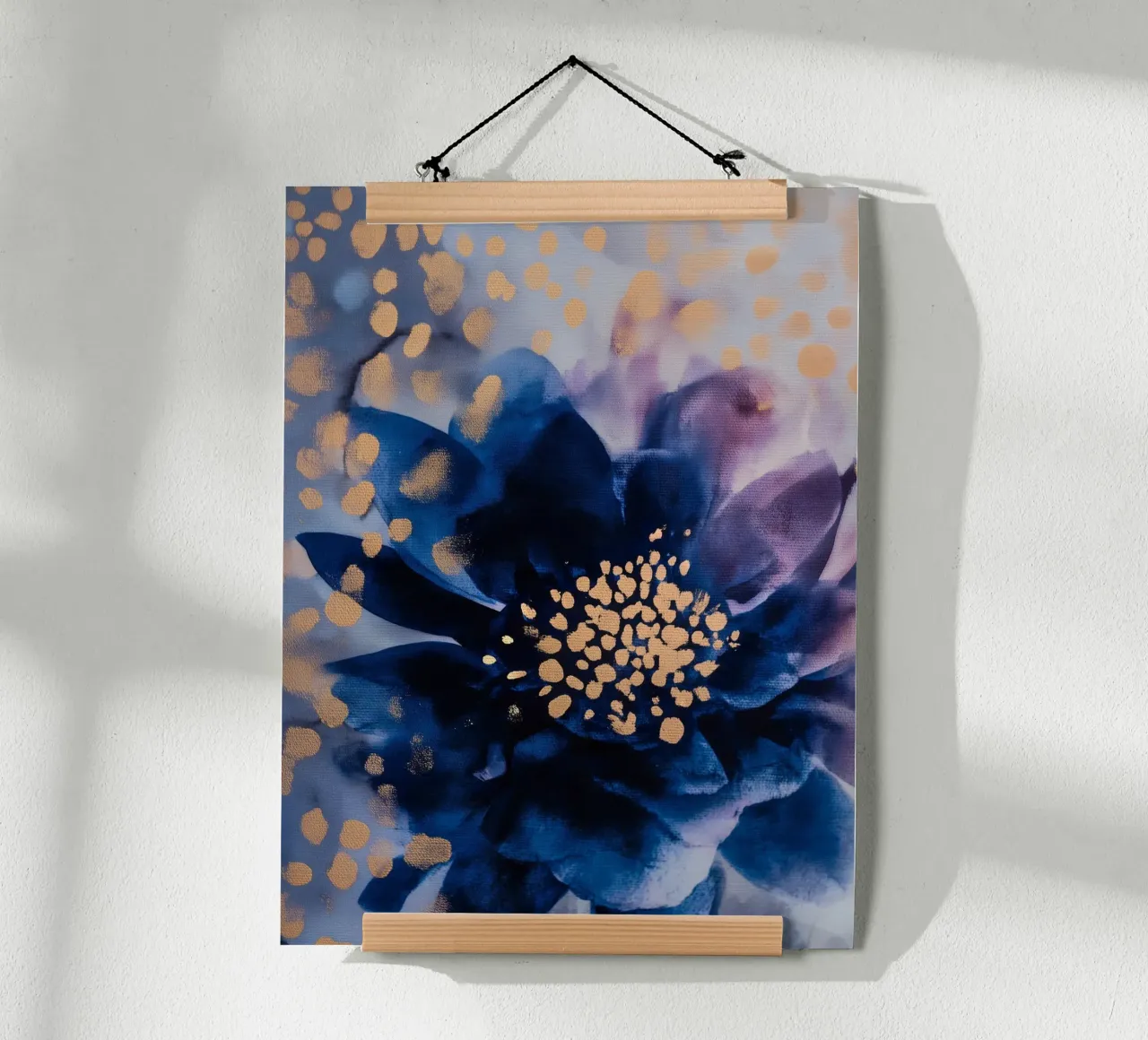 Fiore indaco poster con telaio in plastica da Seed & Signal