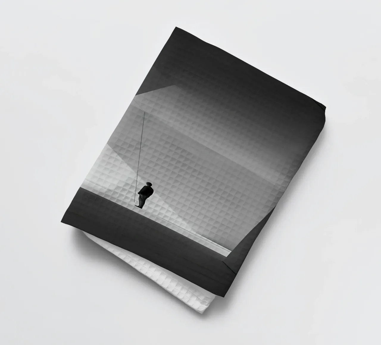 Silhouette perdue dans l’architecture moderne torchon de Plain Thoughts