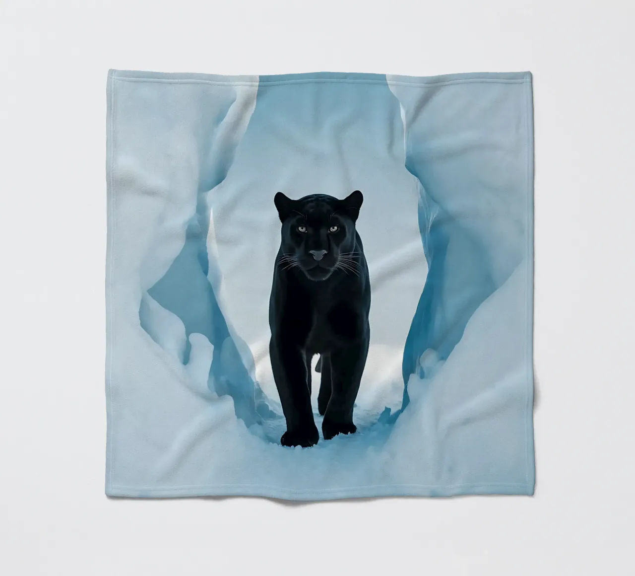 Pantera nera nel ghiaccio coperta in pile da Plain Thoughts